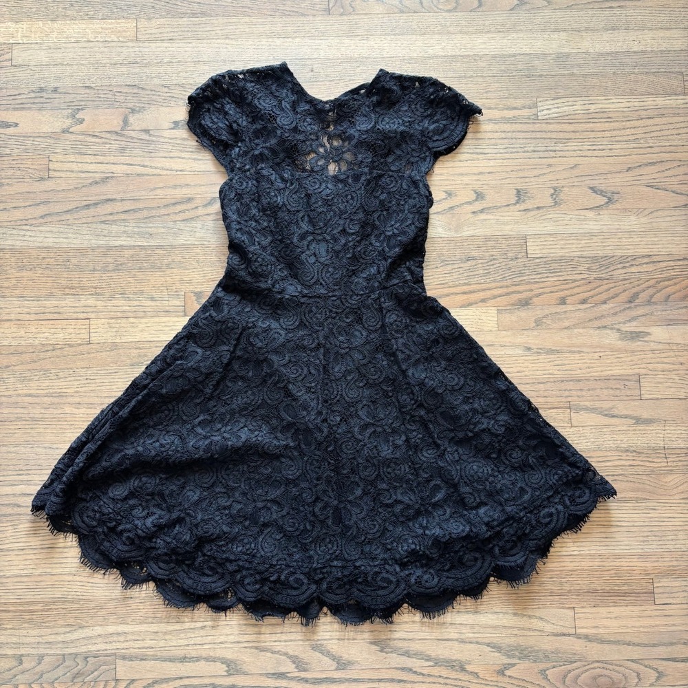 BB Dakota Black Floral Lace Fit and Flare Dress Cap Sleeve Size 4 Open Back